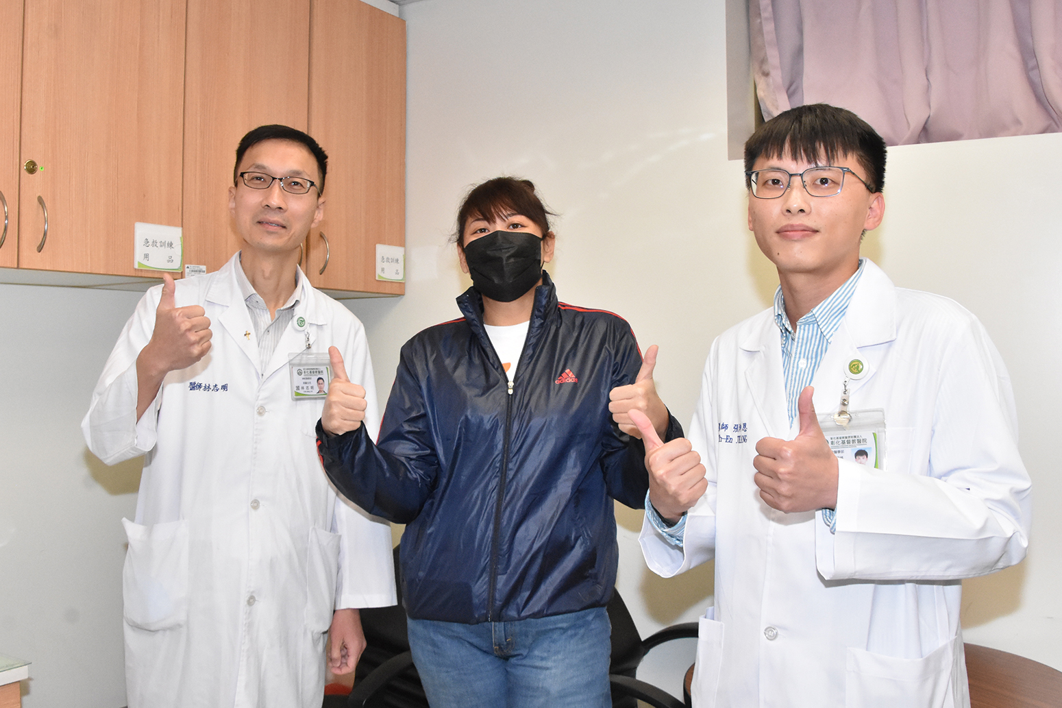 ▲小惠(化名)非常感謝林志明醫師(左)、張梓恩醫師(右)及彰基醫療團隊的救命之恩。(彰基醫院提供)