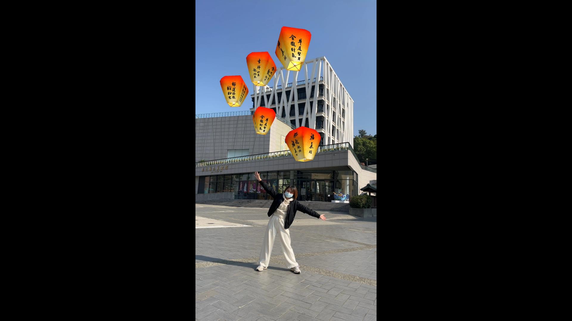 ▲彰化縣立美術館現正展出「請眾仙迎神—宮廟藝術展」，不僅有藝術展演、AI辨識與影像互動遊戲，還有Web-AR擴增實境「放天燈」。（記者張溎壕攝）