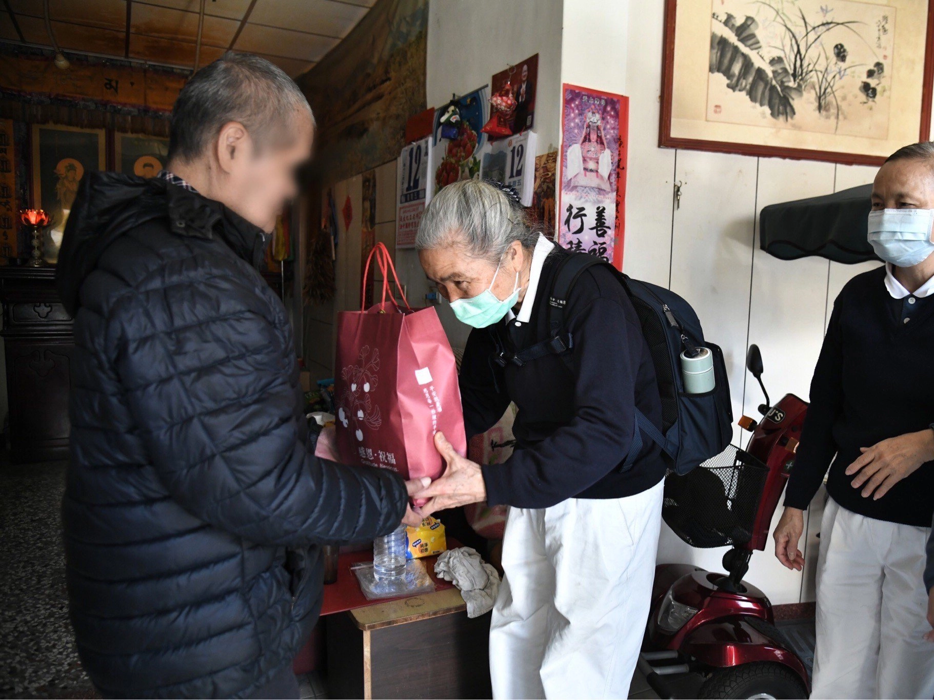 慈濟在中部地區包含苗栗、台中、彰化、南投四縣市共發放10153戶,部分區域由慈濟志工親自將祝福送到家。