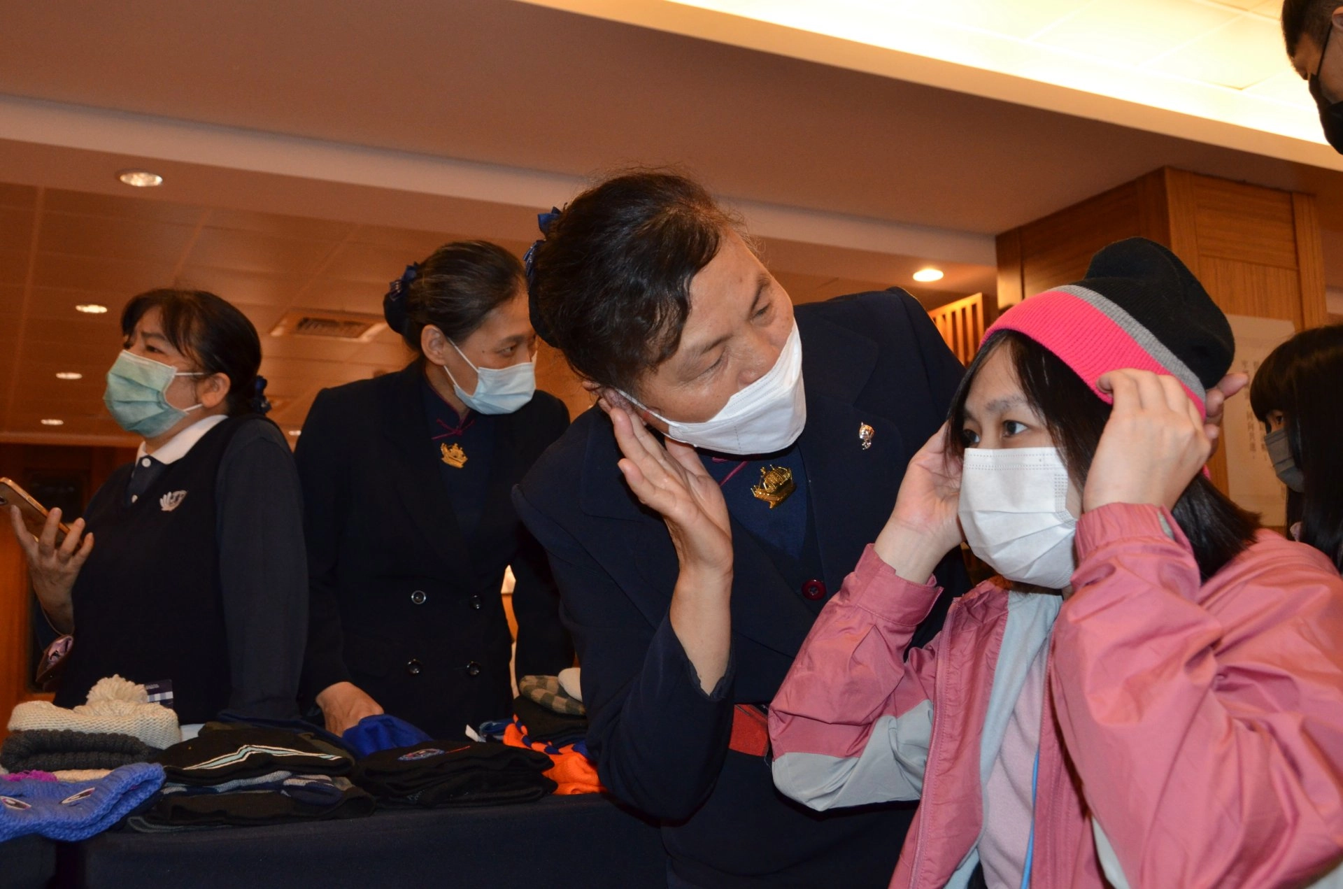 清水靜思堂1月20日舉辦冬令發放活動,志工營造過年氣氛,並準備毛帽給照顧戶。