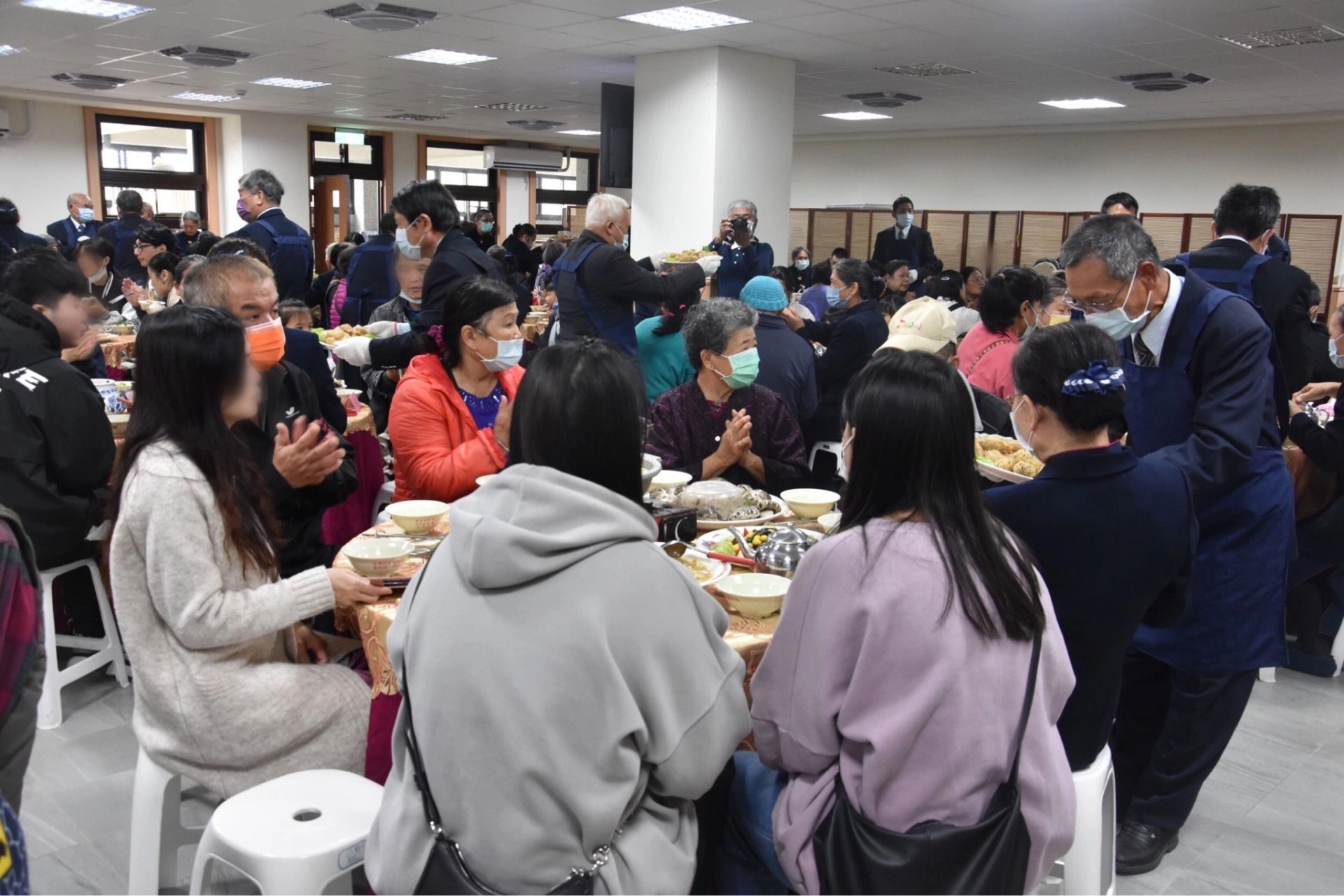 慈濟大甲聯絡處1月20日舉辦冬令發放暨歲末圍爐,席開20桌。