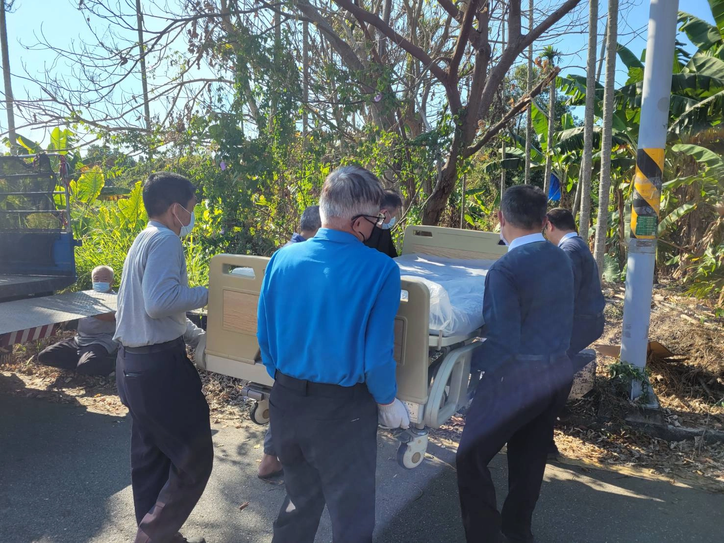 志工運送輔具到果園前,貨車無法直達到案家。