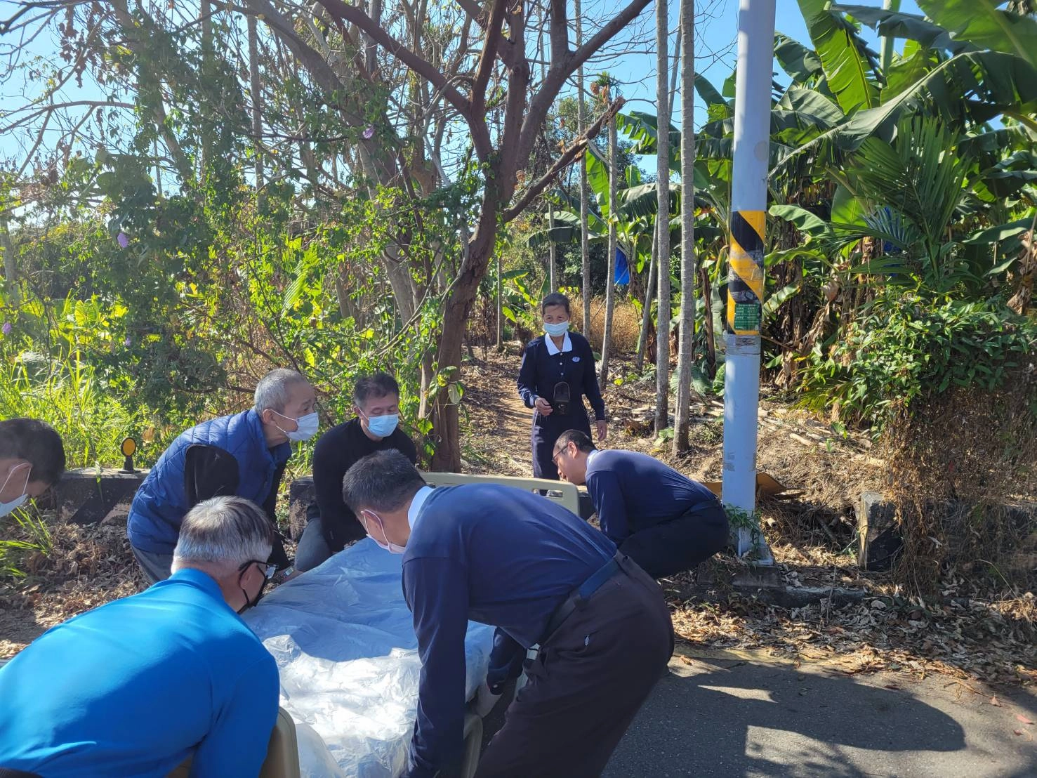 志工運送輔具到果園前,貨車無法直達到案家。