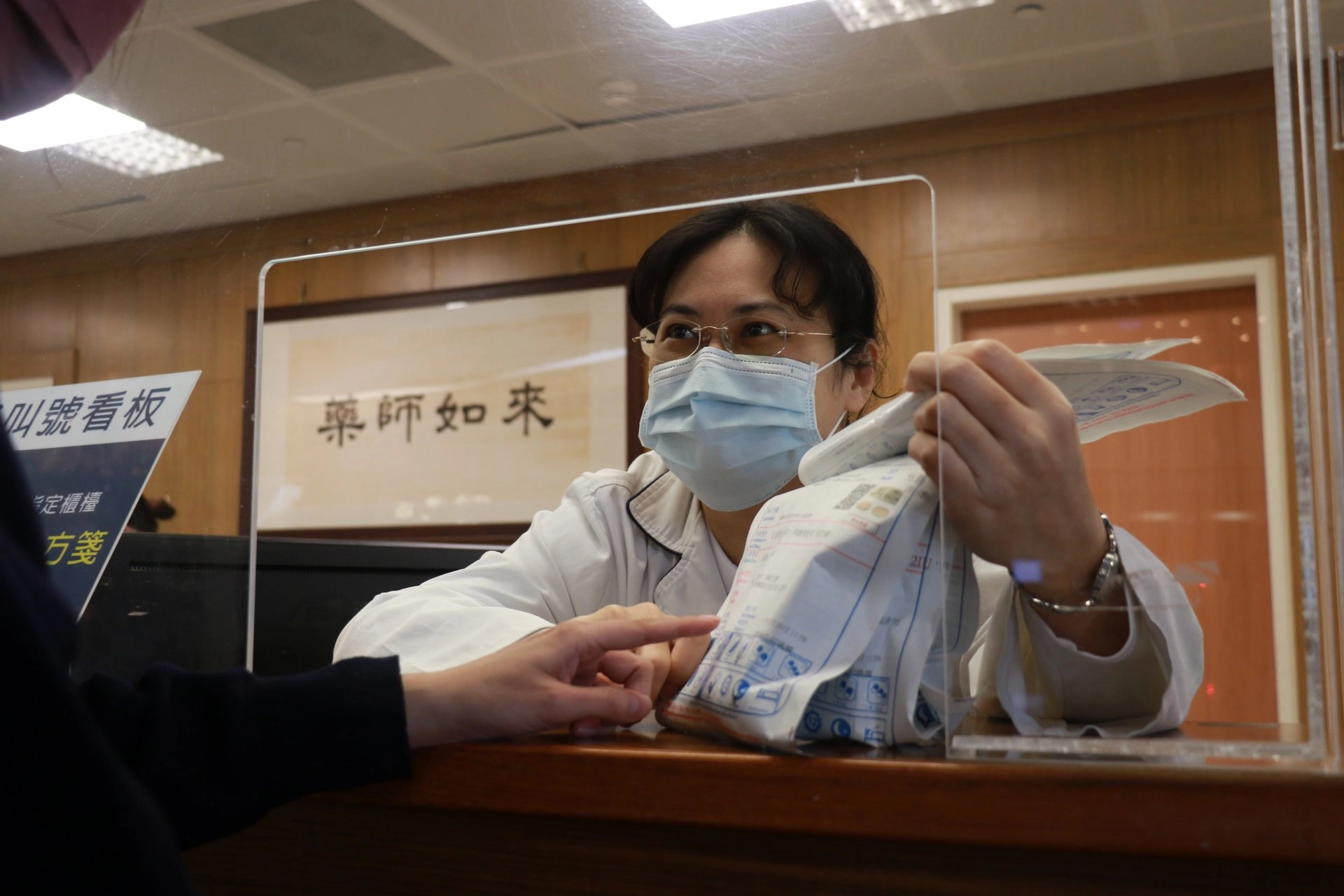 台中慈濟醫院沈逸婷藥師,耐心提醒病患服藥時間和方式,確保用藥安全。