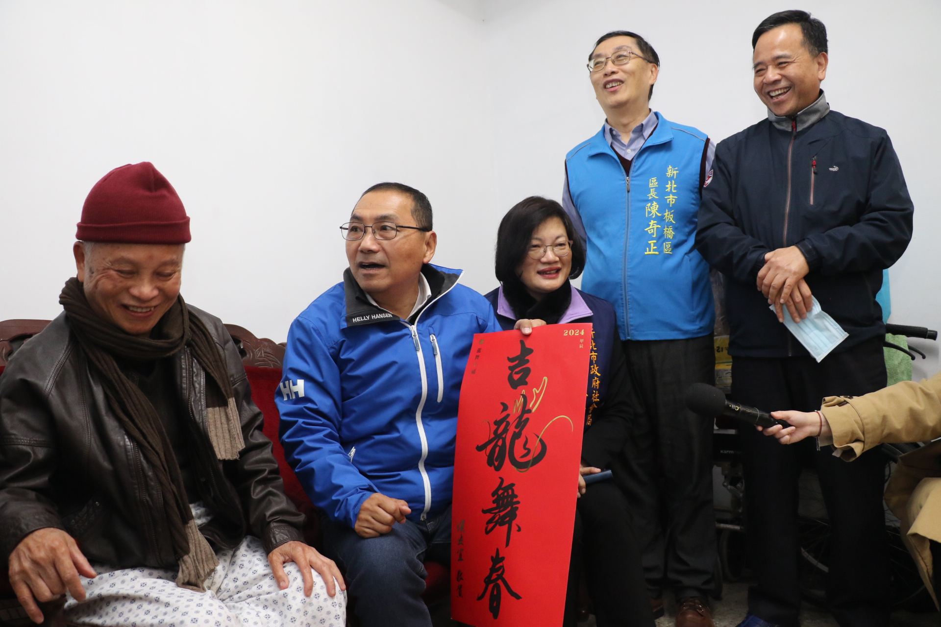 新北市長侯友宜探訪獨居長者　寒流來襲　提醒頭頂和腳部保暖