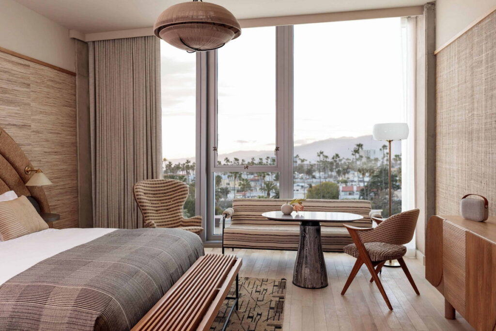 美國洛杉磯「Santa Monica Proper Hotel」奢華的客房內配備高級的設施和瑜伽露臺,讓旅人感受內心的平靜。(圖片由Boo...