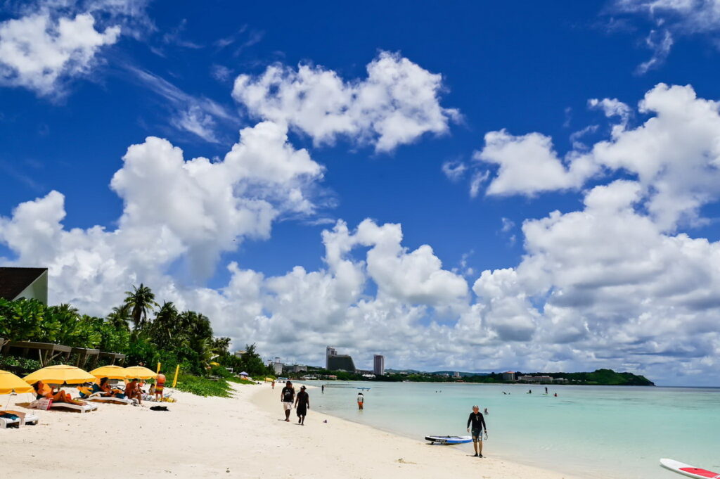 長約2公里的杜夢灣(Tumon Bay)是關島最經典的夢幻海灣,擁有絕美的白色沙灘與清澈海水,也是關島的繁華地段。