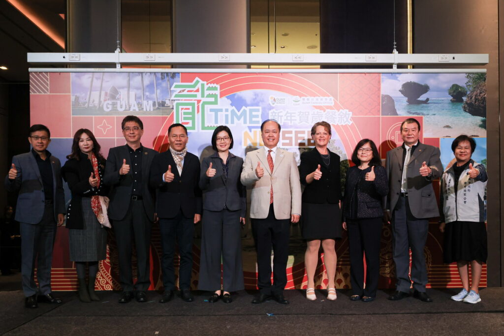 關島台灣辦事處舉辦關島新年賀歲餐敘 現場台南市旅行商業同業公會理事長蔡宗佑、台北市旅行商業同業公會理事長駱炫宏、外國駐台觀光代表聯合會會長雷均、台北市觀光傳播局局長王秋冬、外交部北美司司長王良玉、關島台灣辦事處處長嚴樹芬、美國在台協會商務組組長謝貝晴(Betsy Shieh)、美國旅遊推展協會會長唐靜儀、旅行公會全國聯合會理事長蕭博仁、臺南市旅行商業同業公會李佳璉監事主席(左至右)等嘉賓應邀出席