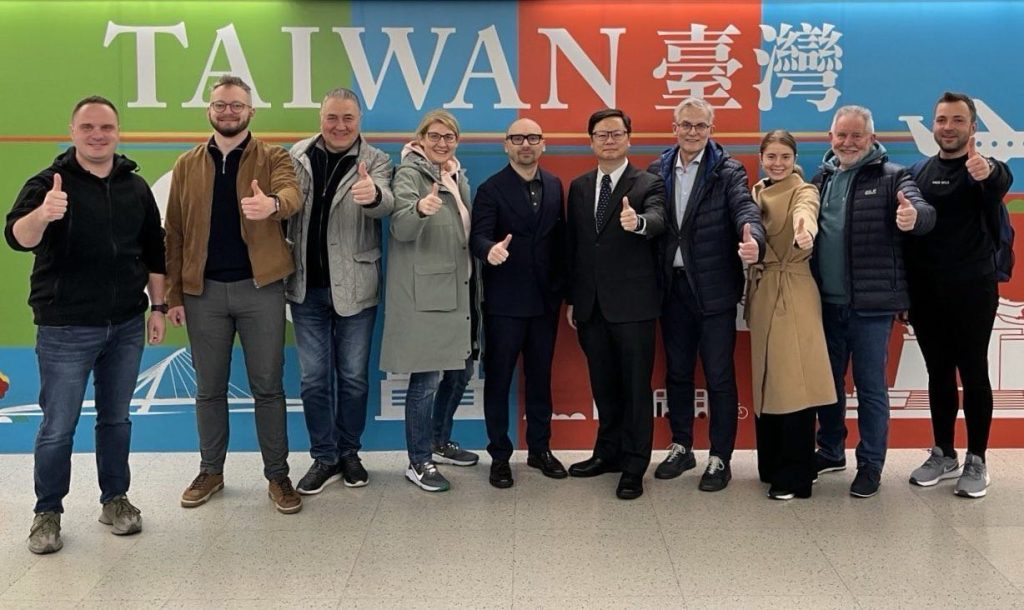 外交部歐洲司司長黃鈞耀（右五）在桃園機場迎接立陶宛國會友台小組主席馬瑪竇（Matas Maldeikis）（左五）及訪團成員。（圖/外交部提供）