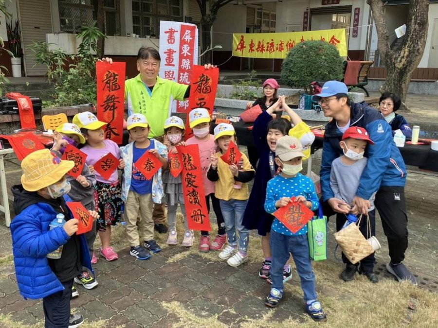 小琉球全德國小歡喜學習寫春聯 充滿藝術氣氛