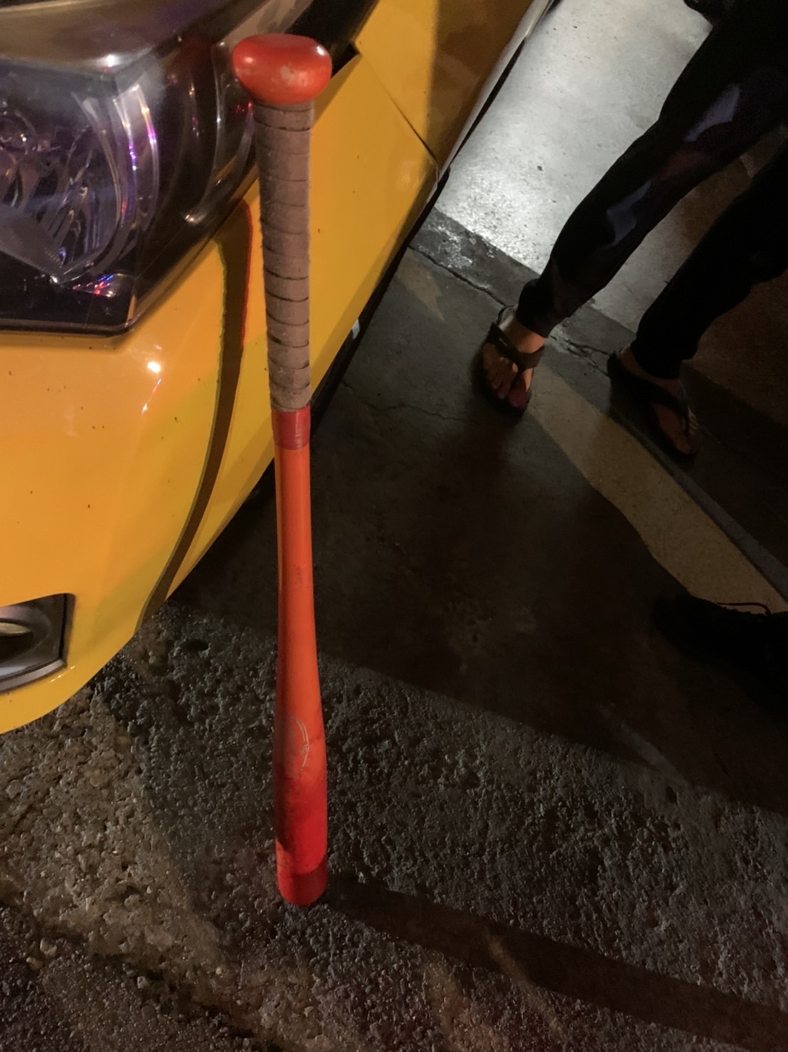 兄弟倆一言不合弟弟持紅色球棒重擊哥哥頭部，導致哥哥頭部鈍挫傷當場已無呼吸心跳。（圖/記者澄石翻攝）