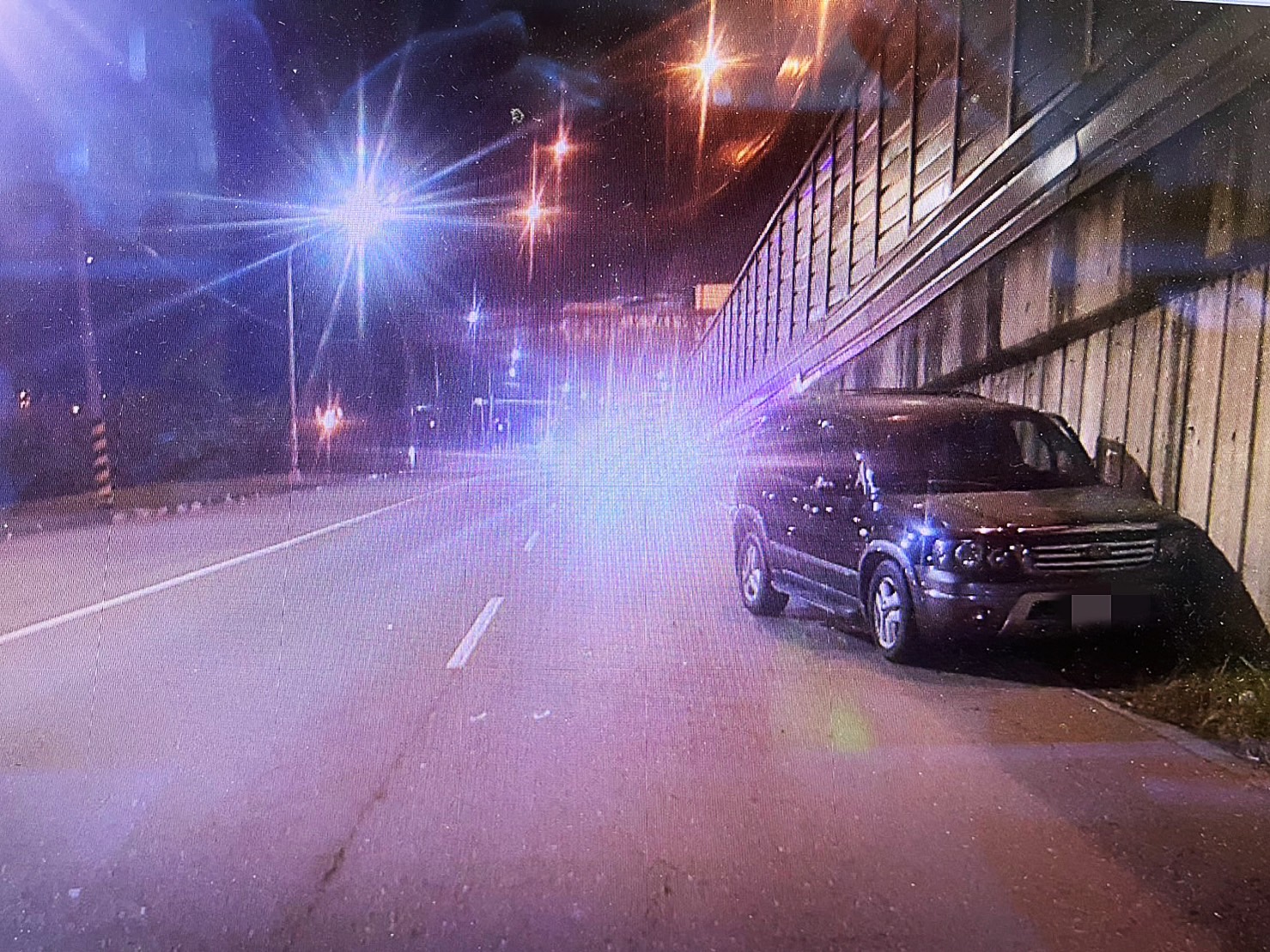 開車往混凝土牆擦撞 原來是酒駕惹得禍