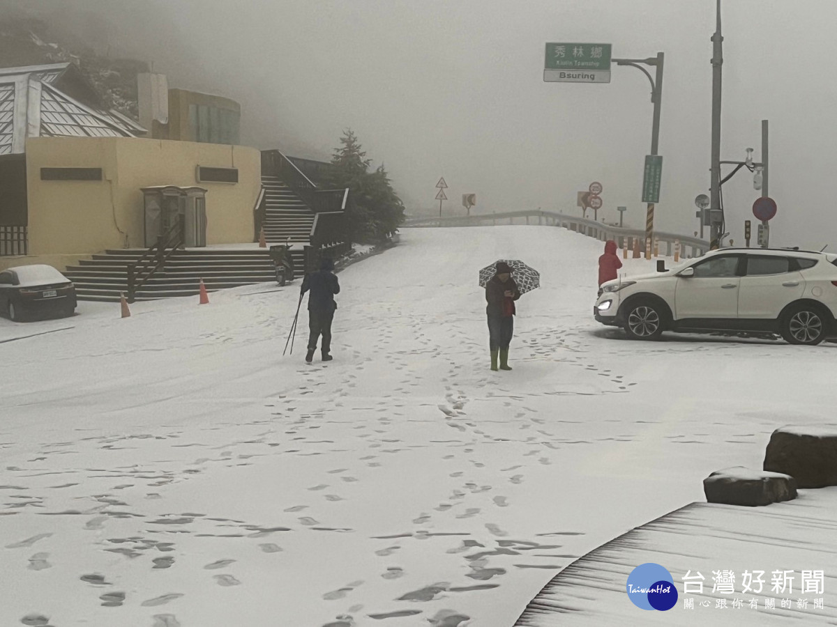 23日8時起於台14甲線29K(昆陽) 至41K(大禹嶺)路段限加掛雪鍊通行。(圖/林業及自然保育署南投分署提供)