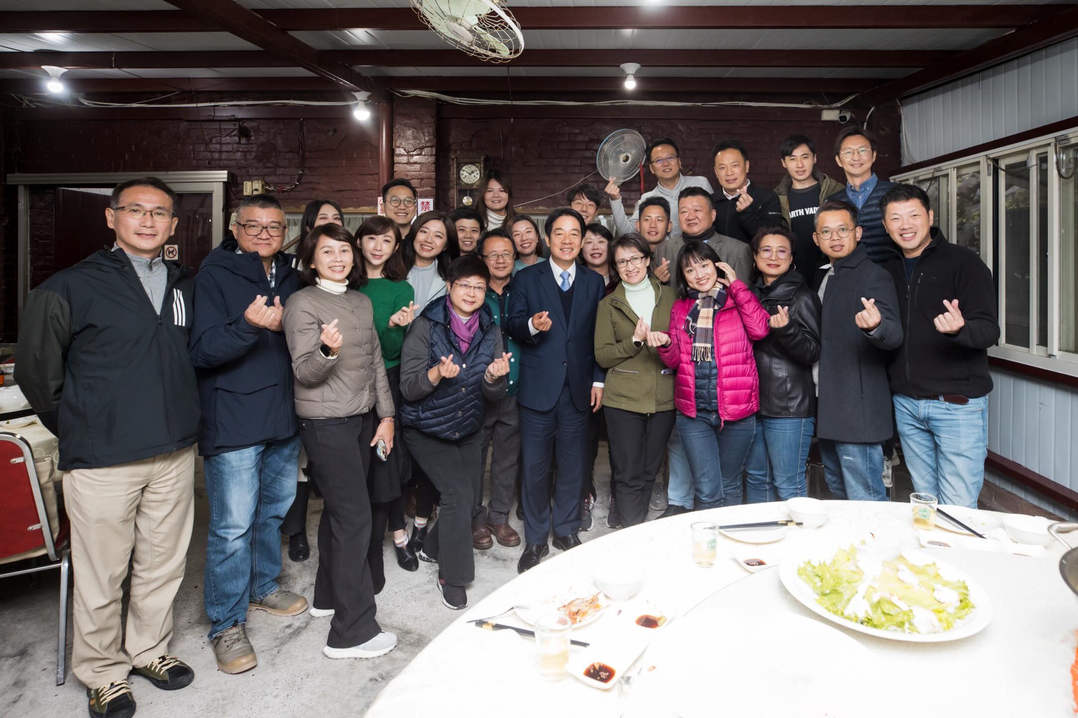 賴清德中午在萬里老家附近的餐廳宴請2024立委落選者。翻攝賴清德Threads