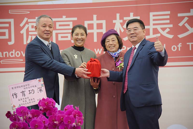 草屯同德高中23日舉辦新舊任校長交接典禮,縣長許淑華與會。圖/南投縣政府