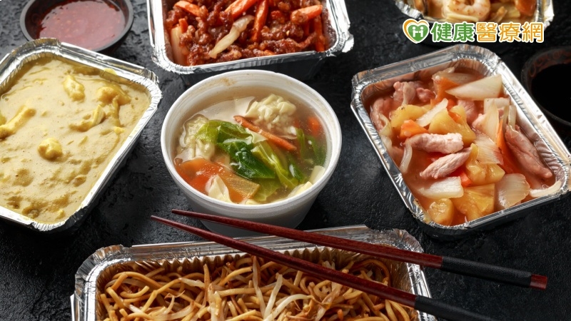 外帶、宅配冷凍年菜團圓過年 食藥署列注意事項
