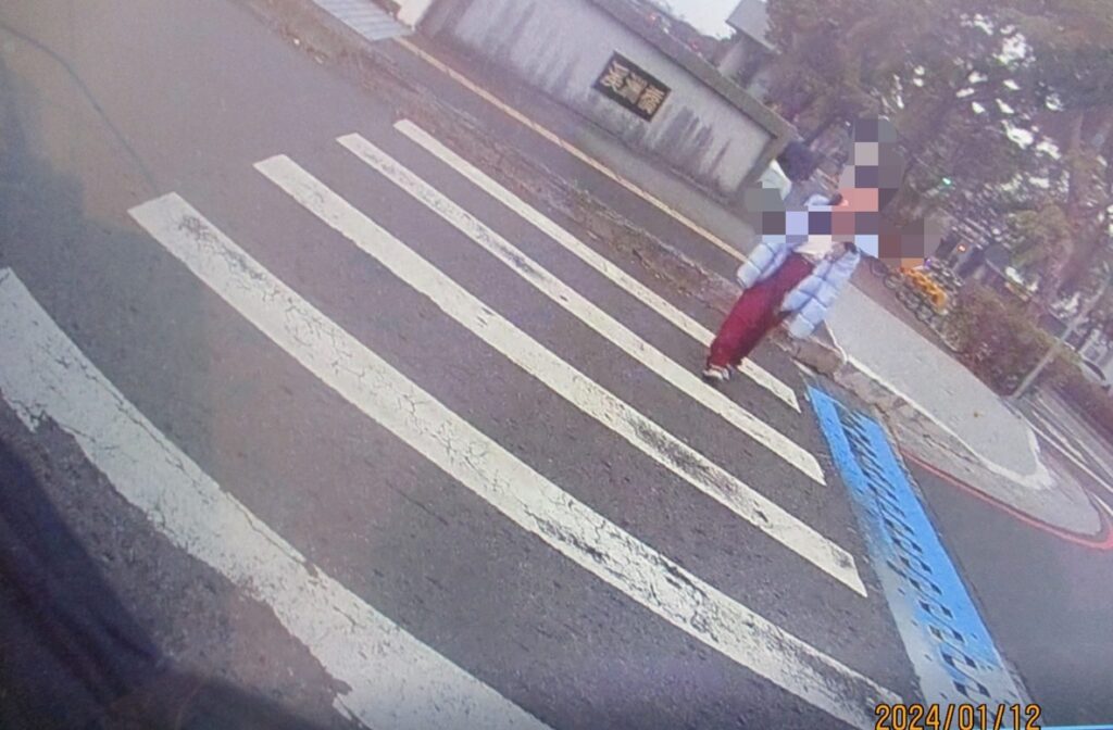 ▲圖說:值勤員警見人行道上有一小女童躊躇不前,立即趨前關心 (圖/台中市政府提供)
