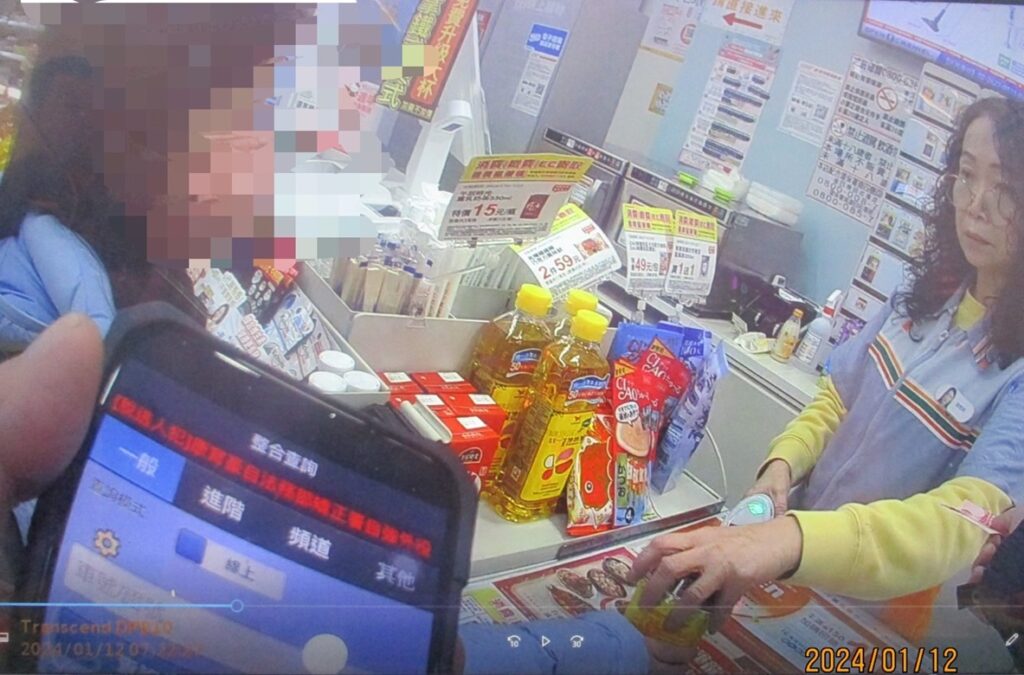 ▲圖說:警員陳啟宏得知女童沒有早餐可以吃,立即帶女童到超商買早餐 (圖/台中市政府提供)