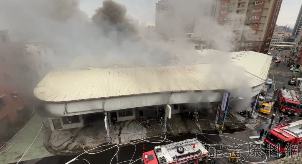 ▲高雄三民鐵皮倉庫火警現場。（圖／民眾提供）