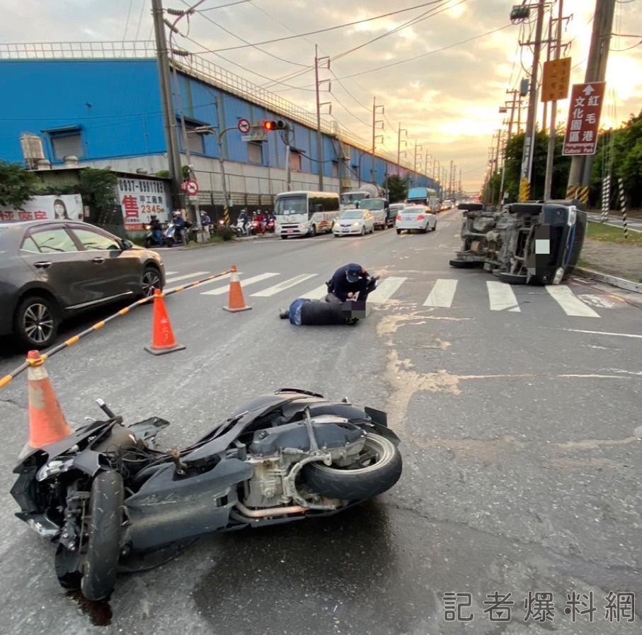 ▲機車騎士一度倒地不起。（圖／民眾提供）