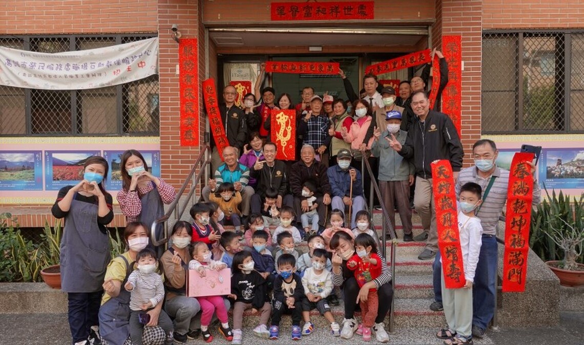 高市榮服處舉辦「金龍報喜迎新春，書法名家寫好聯過好年」活動  供洽公榮民(眷)免費索取