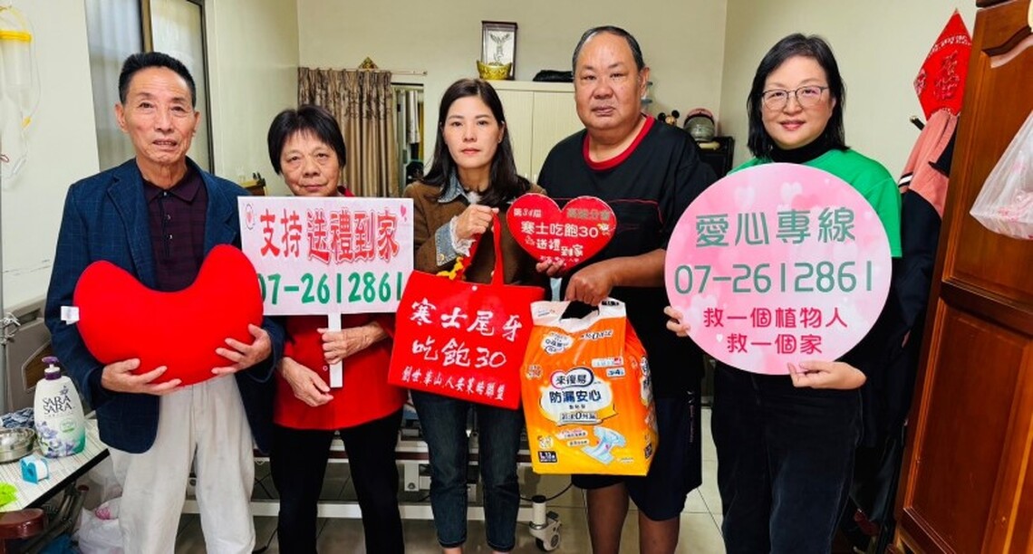 義工手作新年禮 支持創世「寒士吃飽30」