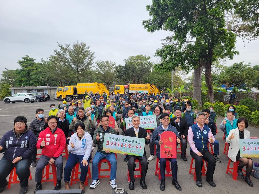致贈白米大合照（圖：環境部環管署）