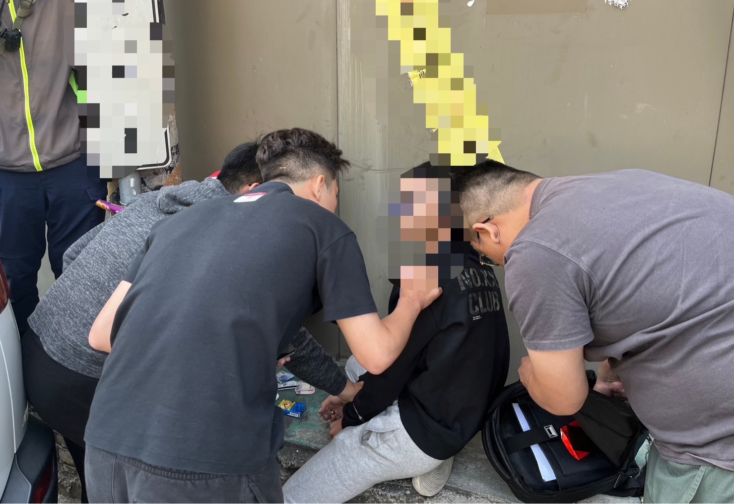 ▲北斗派出所破獲假投資等方式行騙案查扣不法所得及泰達幣交易同意書與相關偽造工作證等證物,三名面交車手也落網。(警方提供)