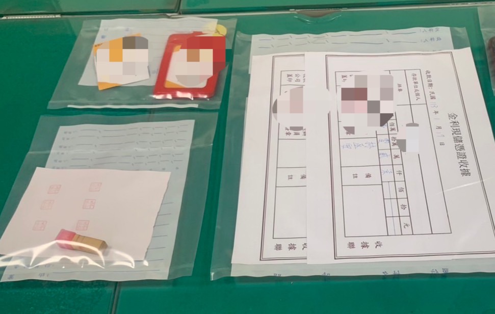 ▲北斗派出所破獲假投資等方式行騙案查扣不法所得及泰達幣交易同意書與相關偽造工作證等證物，三名面交車手也落網。（警方提供）