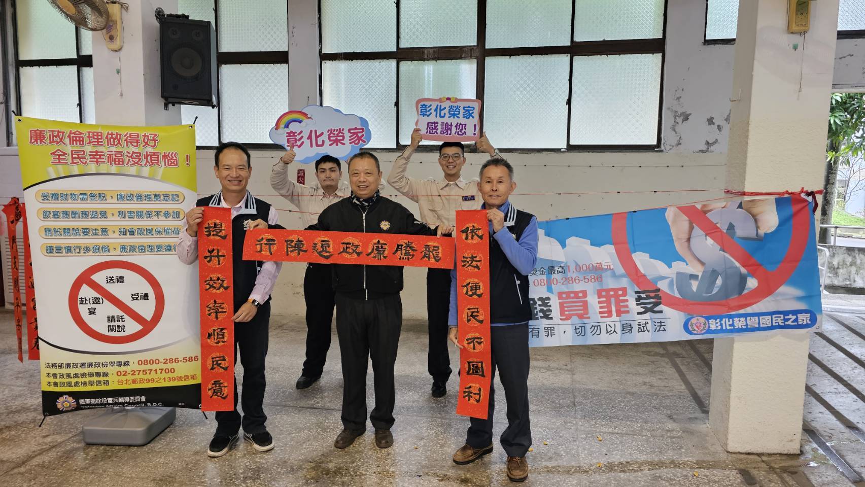 ▲彰化榮家辦理「龍送吉祥迎甲辰－春聯揮毫賀新春」活動，邀請書法名家現場揮毫，吸引住民和職員工大排長龍索取，把有溫度的春聯帶回家。（記者張溎壕攝）