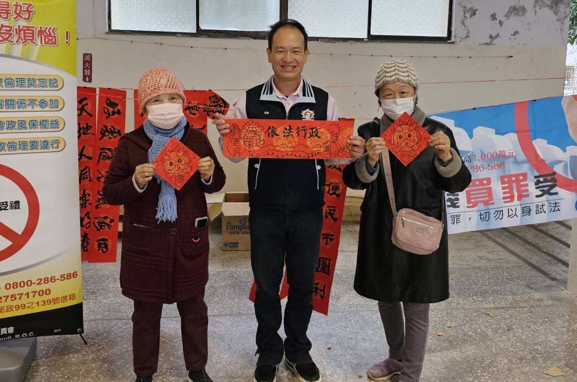 ▲彰化榮家辦理「龍送吉祥迎甲辰－春聯揮毫賀新春」活動，邀請書法名家現場揮毫，吸引住民和職員工大排長龍索取，把有溫度的春聯帶回家。（記者張溎壕攝）