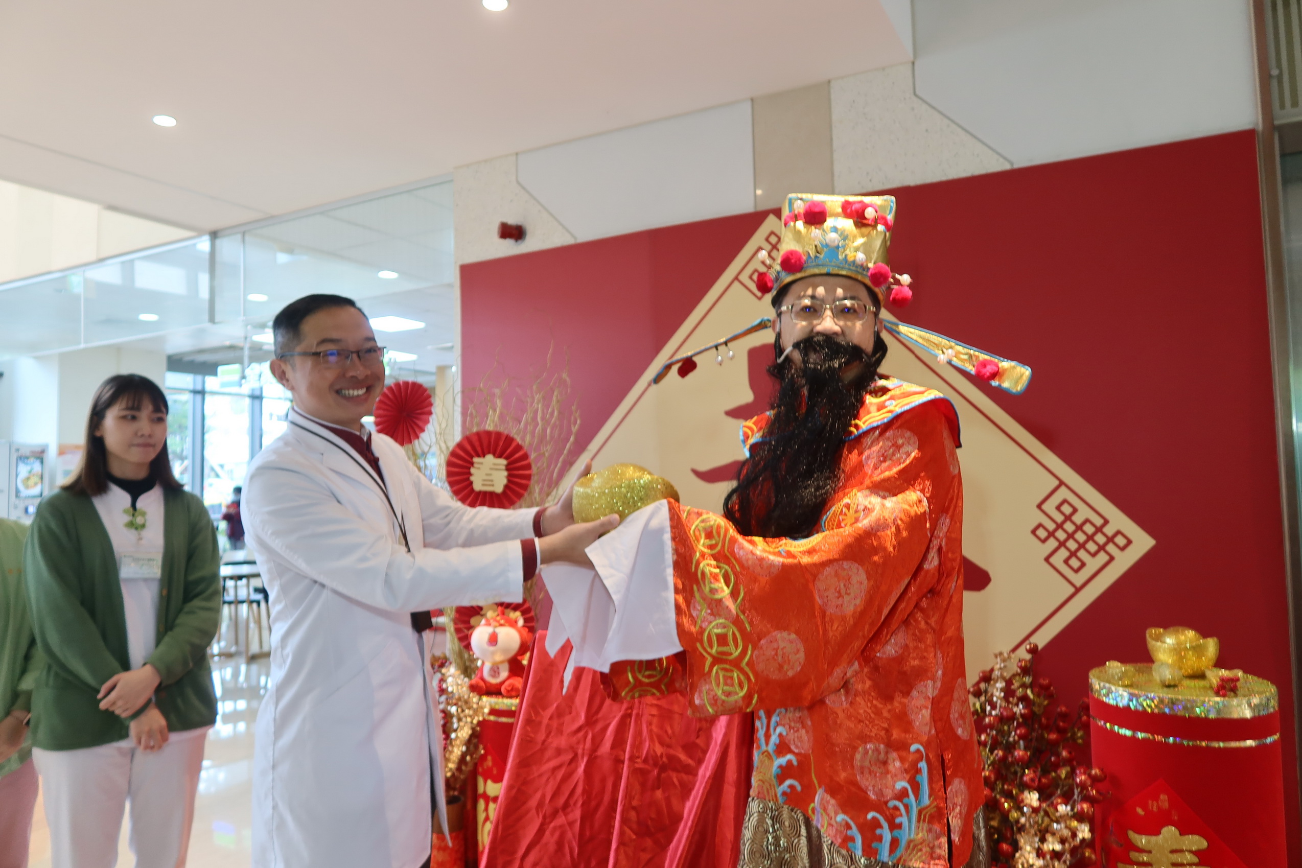 ▲秀傳醫療體系和醫町目市集團隊辦理「龍來啦市集」,許多秀傳的員工和附近的民眾都趁機到市集採買年貨,不僅有美味佳餚,讓民眾在購物的同時感受濃厚的新春氣息。(記者張溎壕攝)