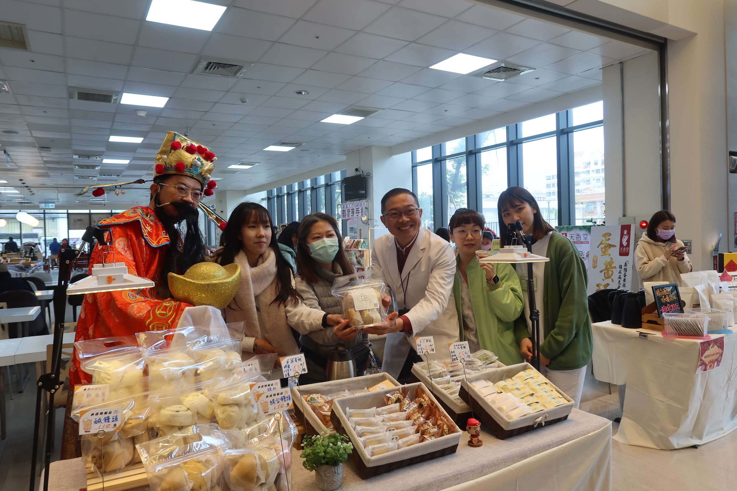 ▲秀傳醫療體系和醫町目市集團隊辦理「龍來啦市集」，許多秀傳的員工和附近的民眾都趁機到市集採買年貨，不僅有美味佳餚，讓民眾在購物的同時感受濃厚的新春氣息。（記者張溎壕攝）
