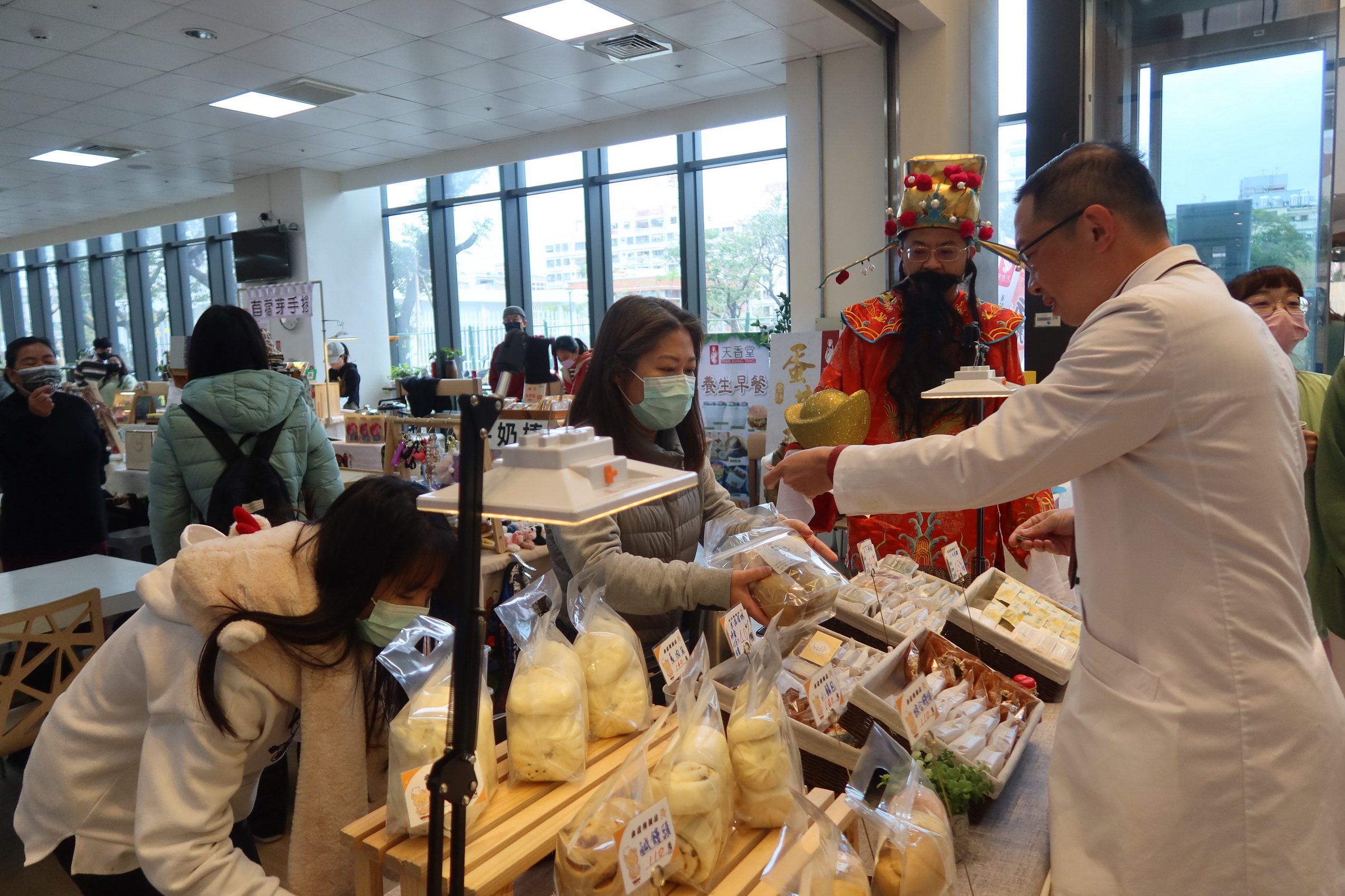 ▲秀傳醫療體系和醫町目市集團隊辦理「龍來啦市集」，許多秀傳的員工和附近的民眾都趁機到市集採買年貨，不僅有美味佳餚，讓民眾在購物的同時感受濃厚的新春氣息。（記者張溎壕攝）