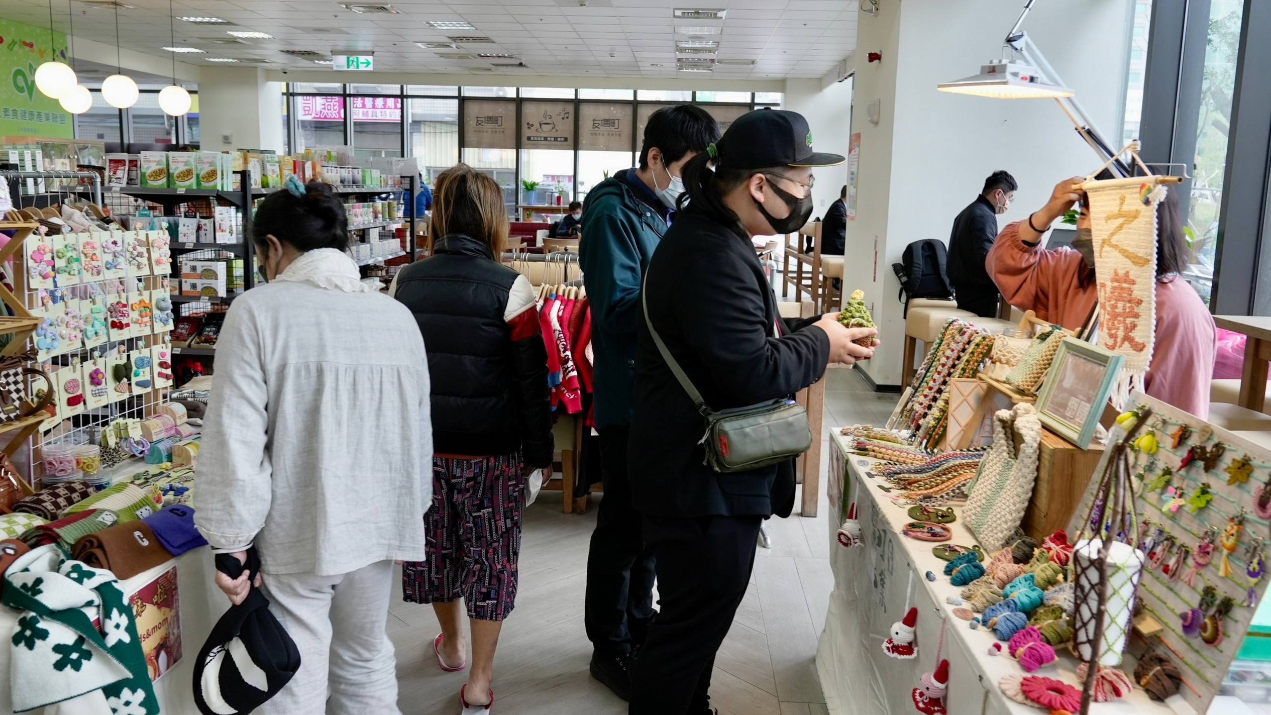 ▲秀傳醫療體系和醫町目市集團隊辦理「龍來啦市集」，許多秀傳的員工和附近的民眾都趁機到市集採買年貨，不僅有美味佳餚，讓民眾在購物的同時感受濃厚的新春氣息。（記者張溎壕攝）