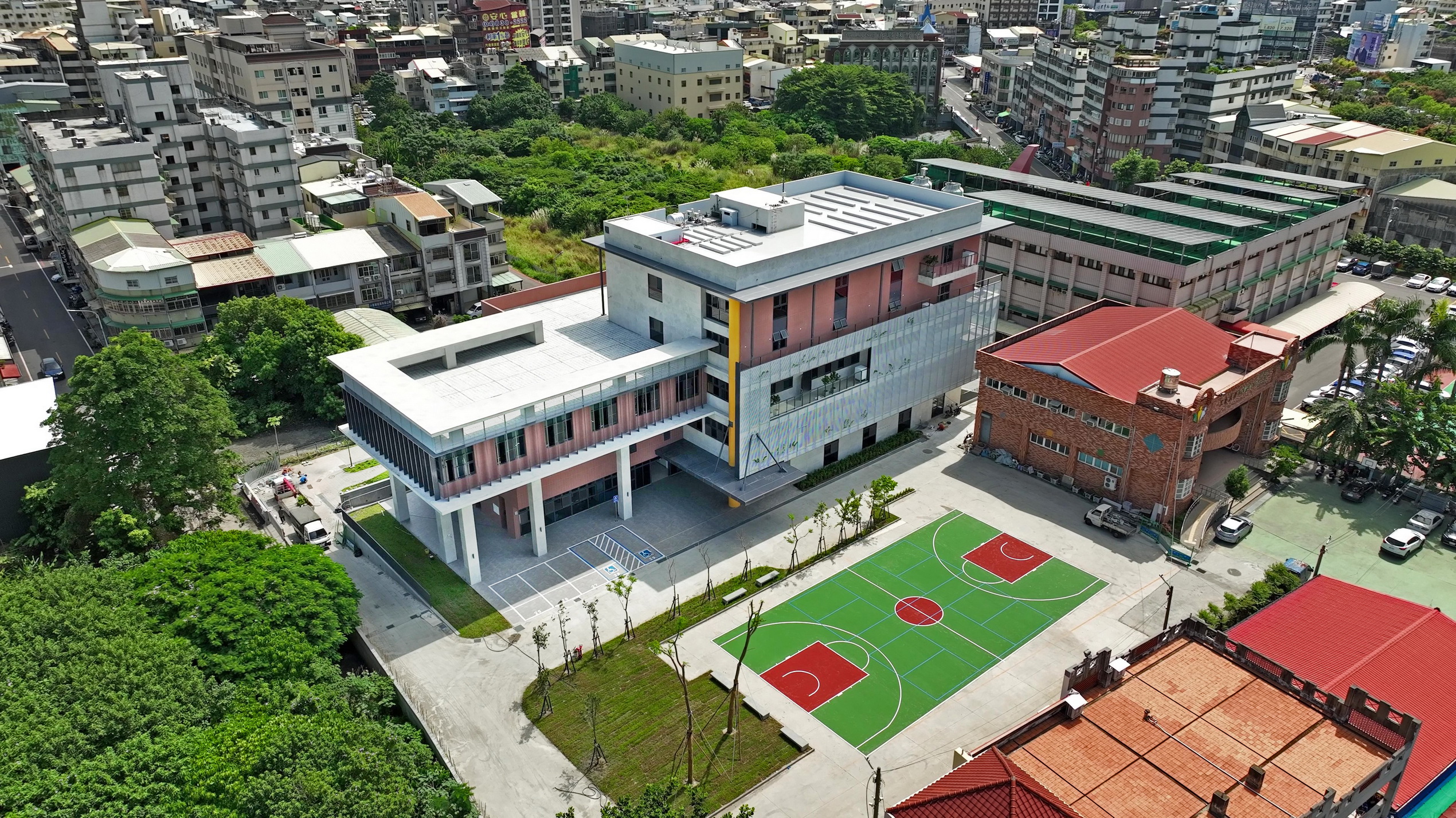 ▲桃園市政府代表團特地來到彰化，參訪位於員林市的長照社福大樓，對於推動高品質、高效率的優質公共工程作經驗交流。（記者張溎壕攝）