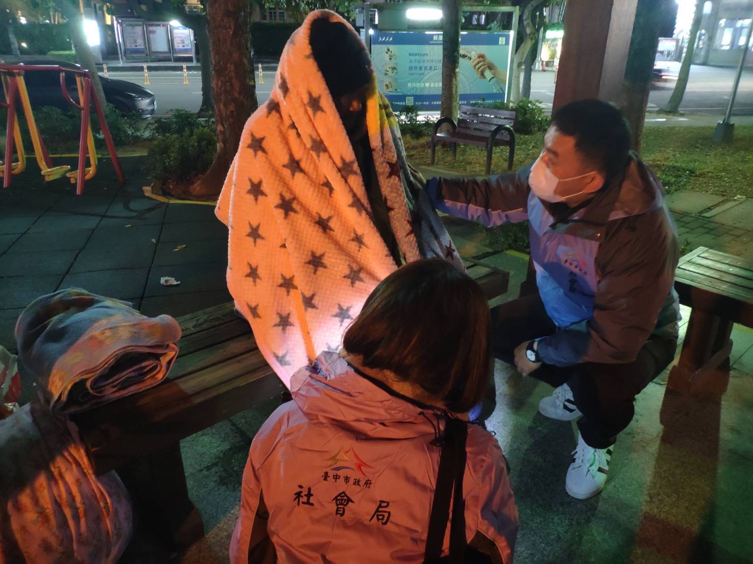 中市社會局連3天啟動低溫關懷　協助身體不適街友送醫