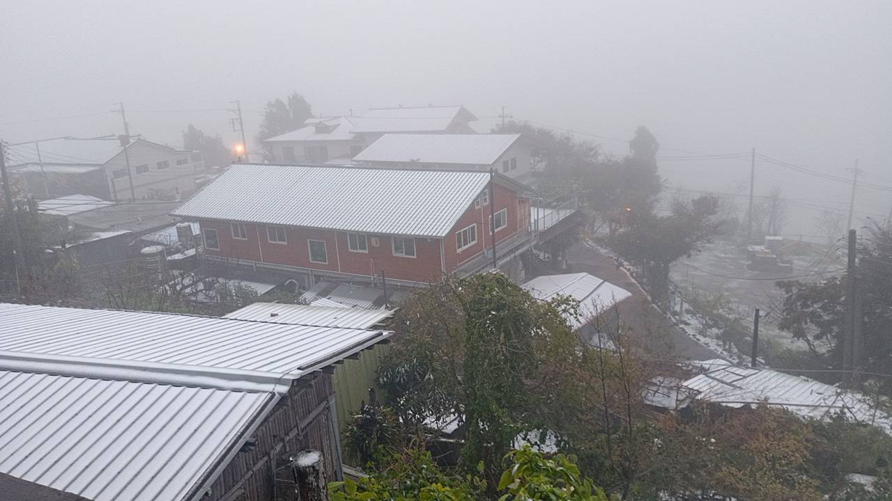 竹縣尖石後山飄雪　4校停課、3文健站停站