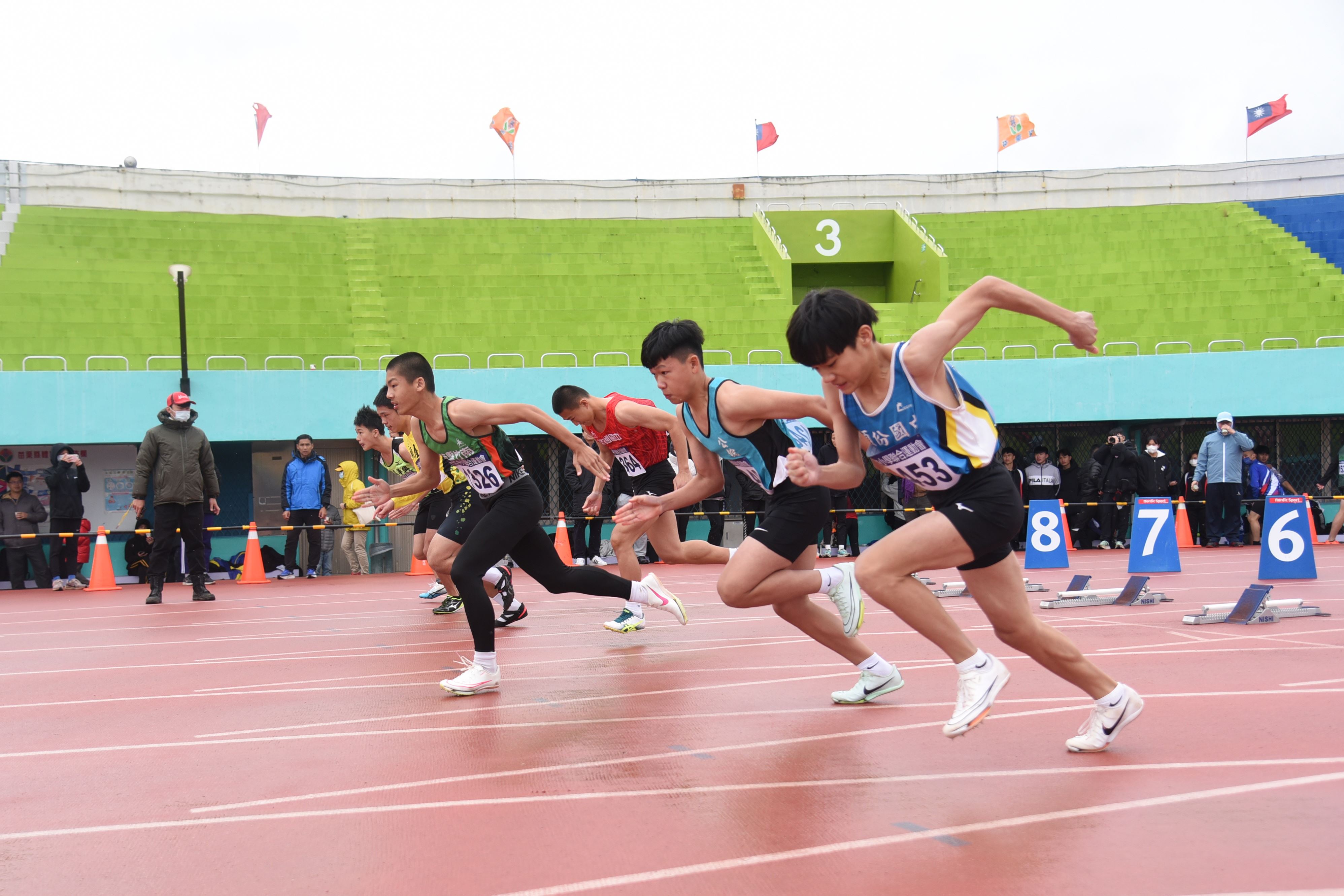 苗栗縣中小學聯合運動會 選手抵抗低溫田徑場上全力以赴