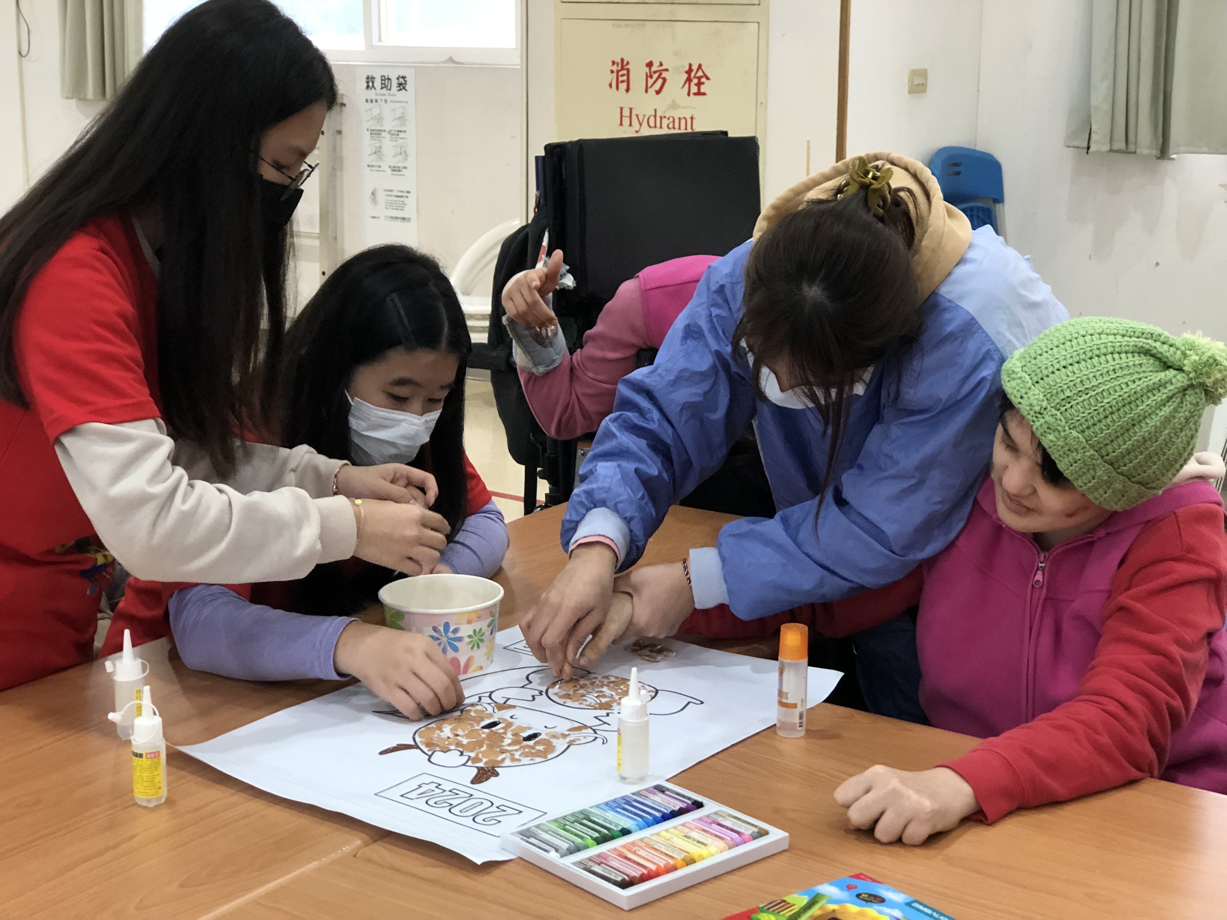 永抱生命、吉蛋傳情　永吉師生與教養院生合製蛋殼畫　正大聯合會計師事務所與沅圓行捐用品