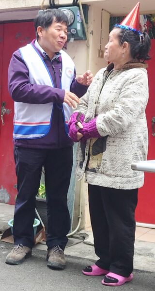 台灣中油煉製事業部暨高雄廠婦女會寒冬獻愛心 為獨居嬤慶生送年菜