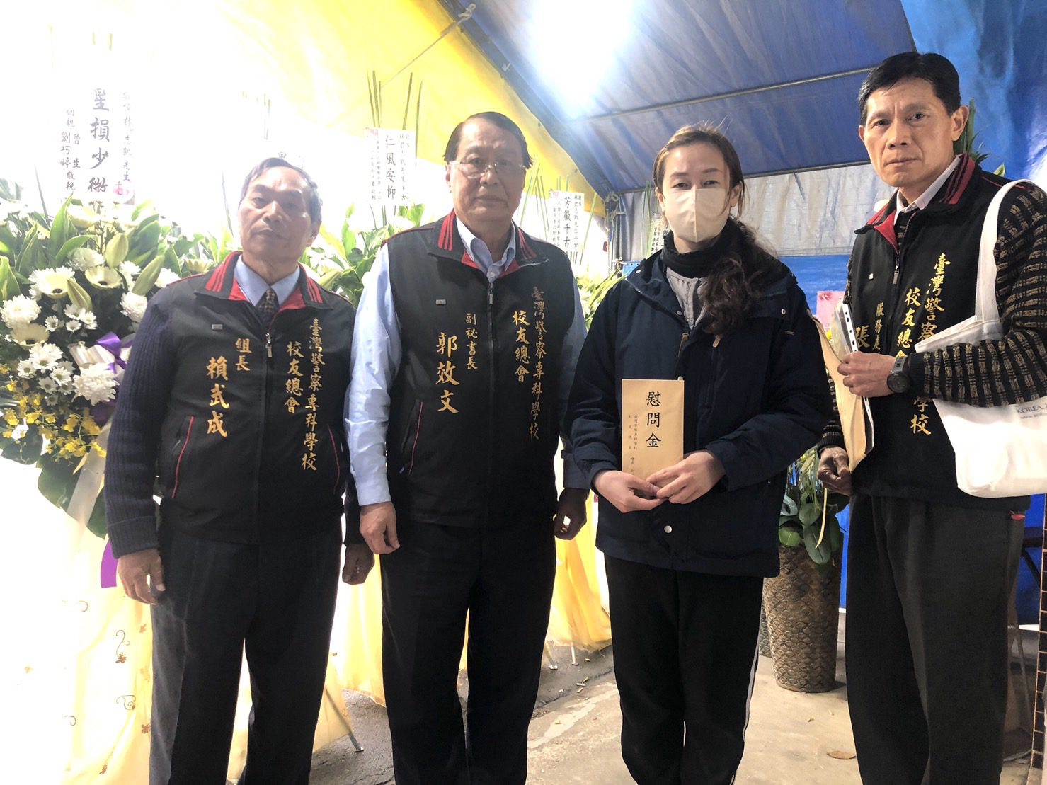 ▲警專校友總會派員關懷慰問家屬致贈慰問金。(圖/警專校友總會提供)