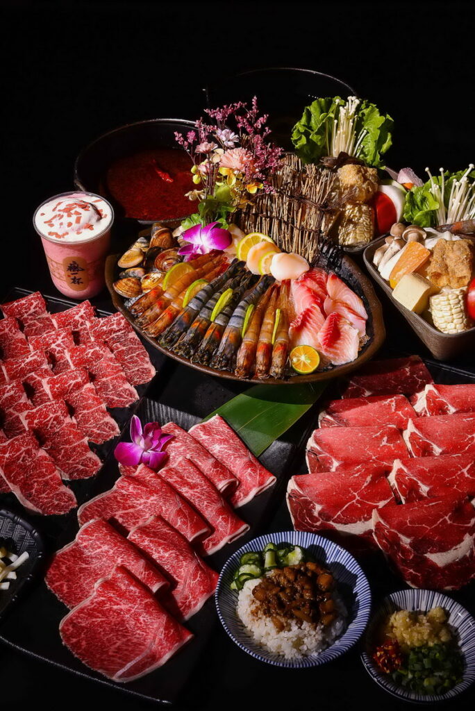新店裕隆城鍋物名店「瘋一鍋」於過年期間推出『龍來甲奔!春節菜單』及春節限定優惠活動。
