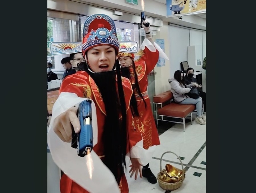 搶匪扮財神 新北警防搶演練一紅一藍銀行大盜吸睛 223 cnews204240123a08