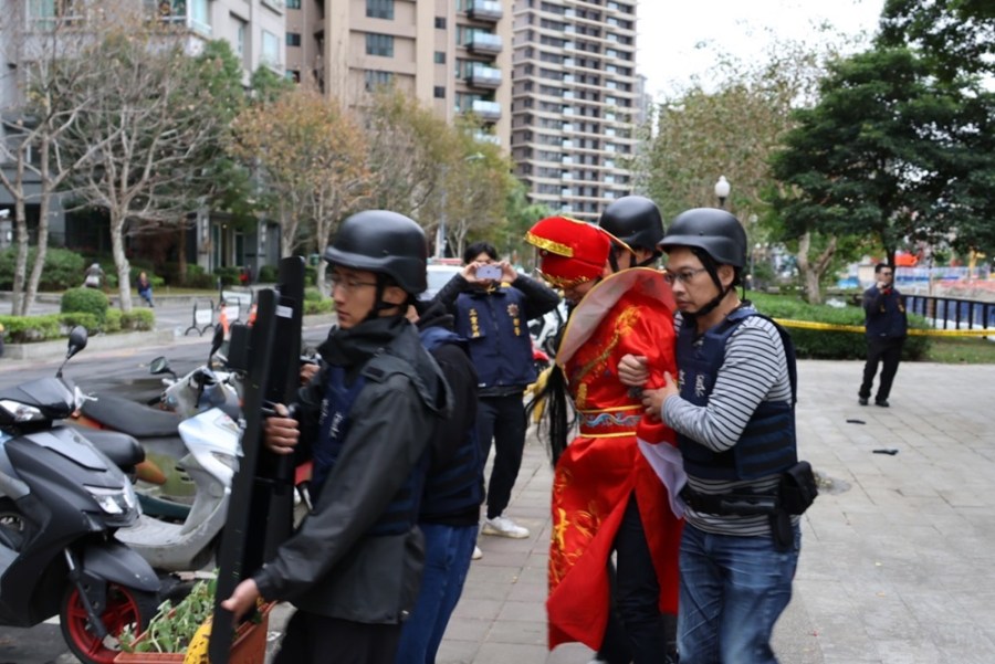 搶匪扮財神 新北警防搶演練一紅一藍銀行大盜吸睛 224 cnews204240123a09