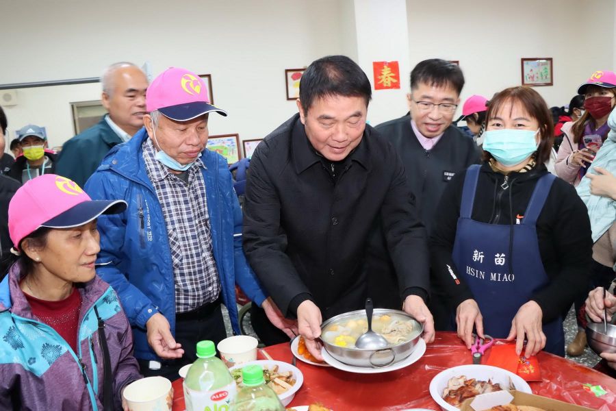 新苗教養院團圓飯開心吃快樂餐 鍾東錦跟院生同台高歌同樂