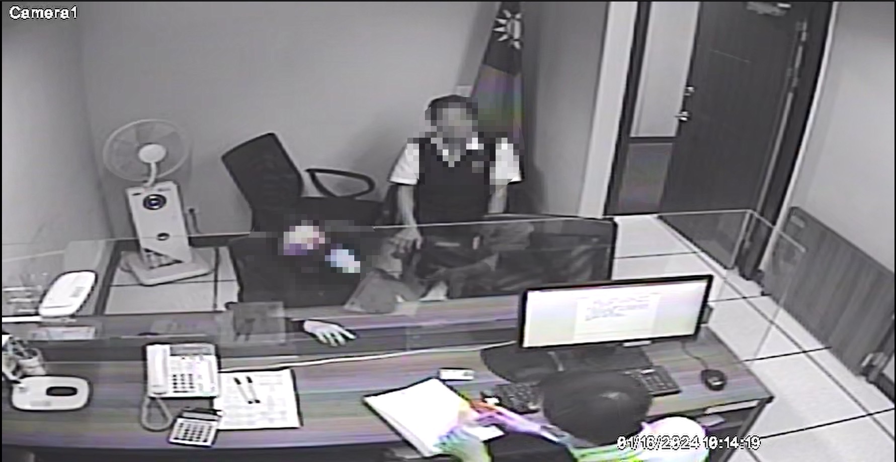 周女(面對鏡頭左)於本月16日在友人陪同(面對鏡頭右)到新北分署向書記官說明案情。（記者張欽翻攝）