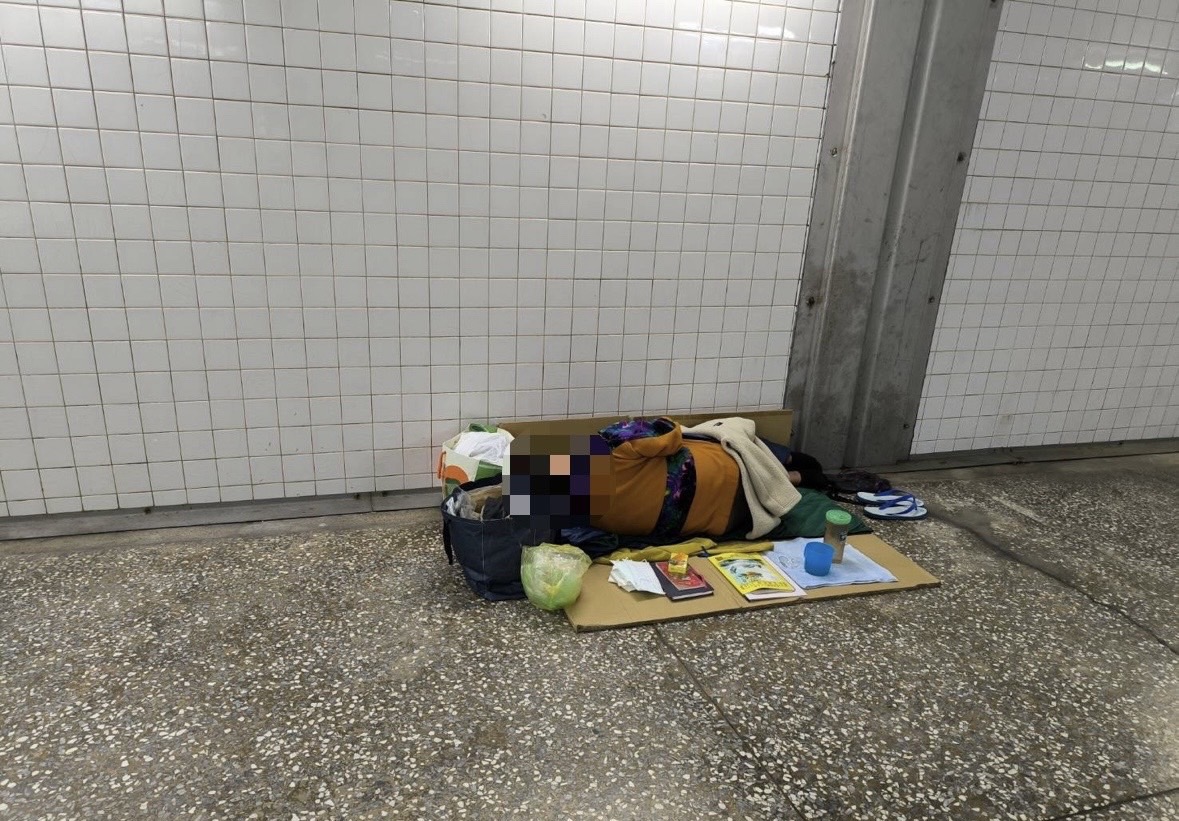 員警於八堵地下道發現余民。(記者薛秀蓮翻攝)