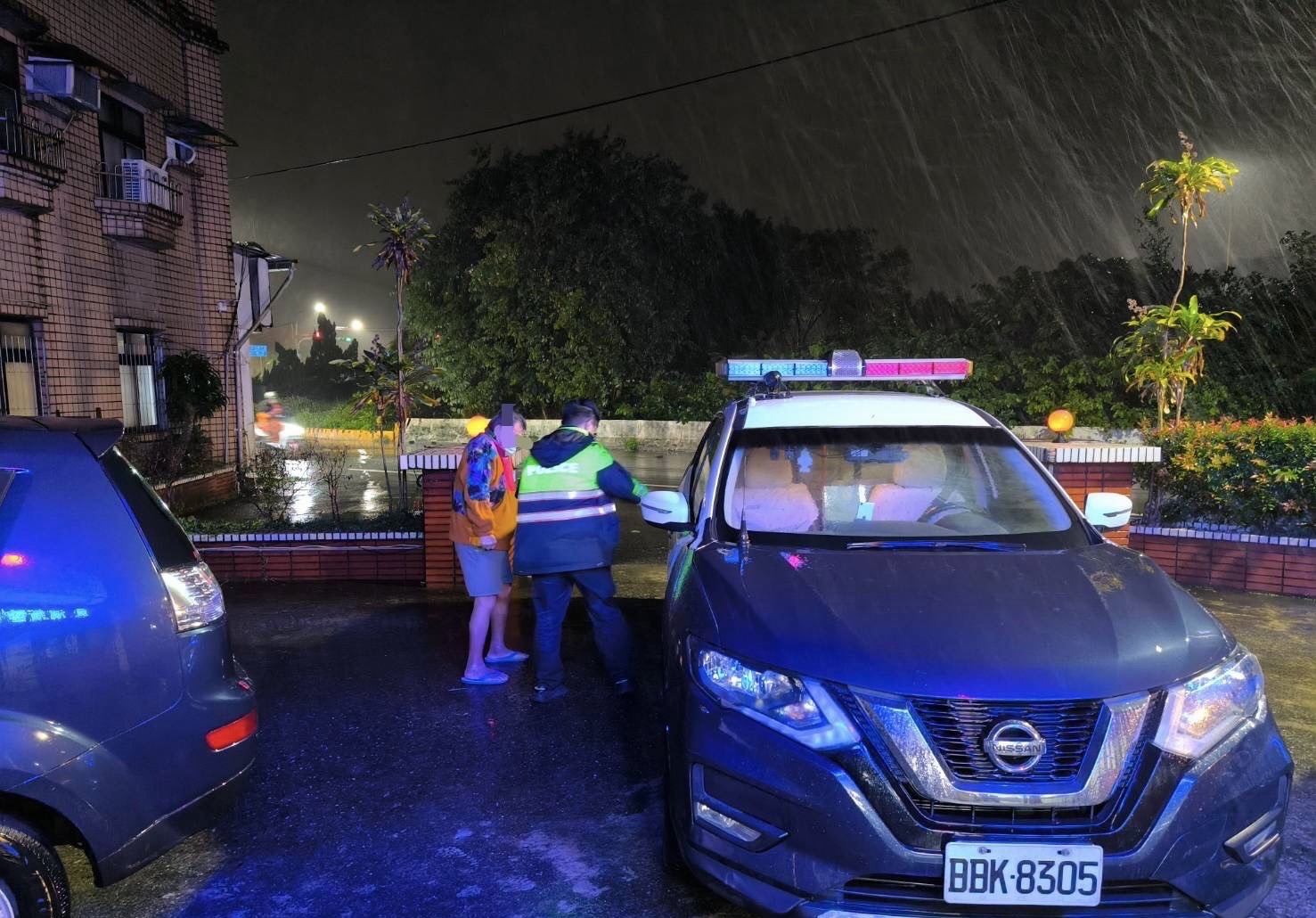 員警駕駛巡邏車將余民送往基隆市立仁愛之家進行緊急安置。(記者薛秀蓮翻攝)