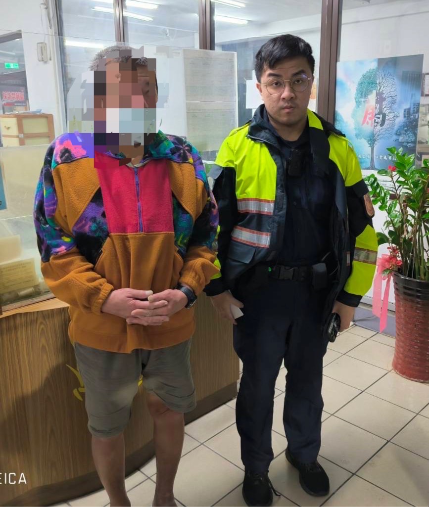 員警先將余民帶返所休息。(記者薛秀蓮翻攝)